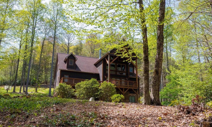 Ogle Meadows Cabin | Large cabin nestled in the Blue Ridge Mountains only 45 minutes from Asheville
