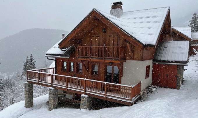 Oz-en-Oisans Ski Chalet | Large chalet 12 people | 20m from the slopes | Sauna & mountain view