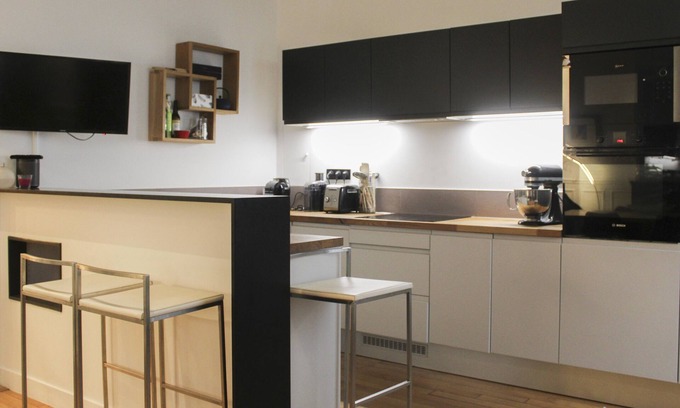 Asnieres-sur-Seine Apartment | Large cozy nest on the outskirts of Paris