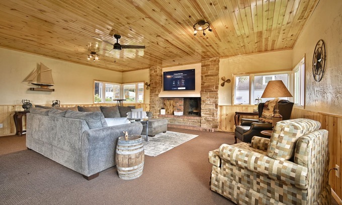 Sturgeon Bay House | Large Door County home 5 bedroom, 3 bath, with water view and access to marina