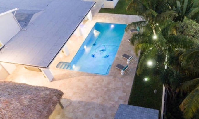 Hollywood Hills House | LARGE ESTATE B-BALL/POOL HOME + b- ball court , oversized pool