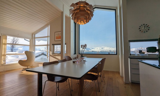 Tromso Villa | large exclusive Villa with panoramic view and jacuzzi.