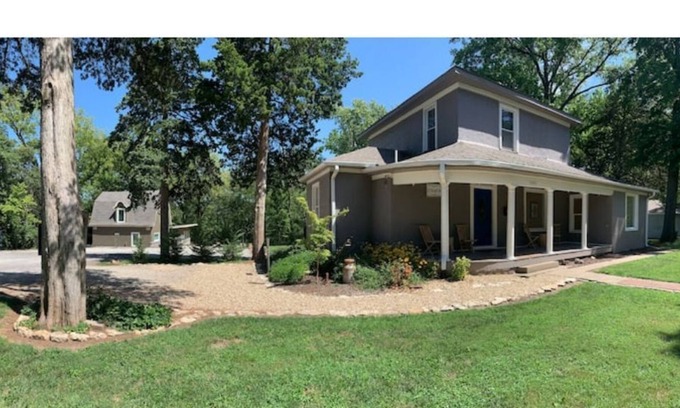South Kansas City Villa | Large Family getaway-mins to stadiums and downtown. Sleeps up to 25.