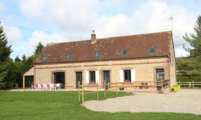 Moussonvilliers Cottage | Large family house with games and pets allowed