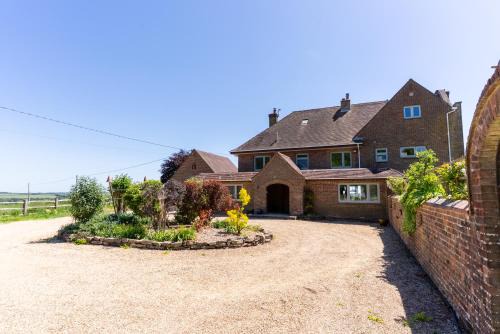 Charlton Marshall House | Large Family Home 23 min to Beach and New Forest