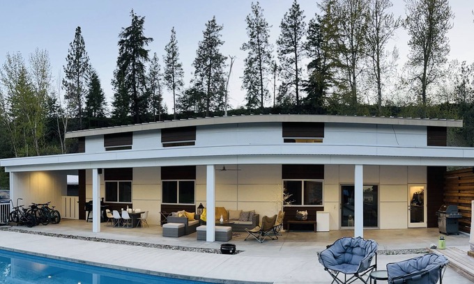 Southeast Kelowna House | Large family home on 2.5 acres on Mission Creek w/pool.