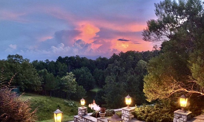 Hollins House | Large family retreat/Game day Home/ 9000sq Ft.