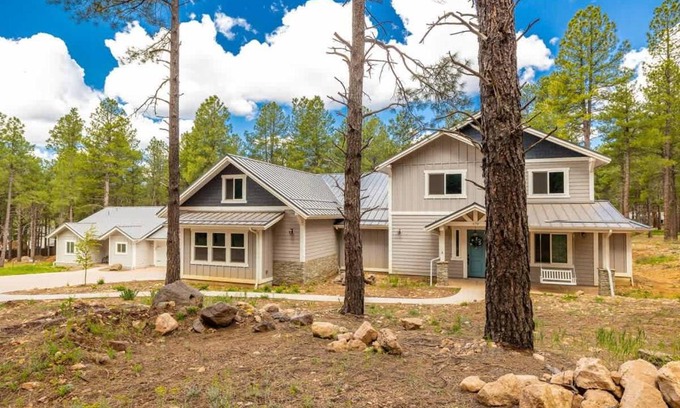 Flagstaff House | Large Flagstaff Home Near Violas with Hot Tub