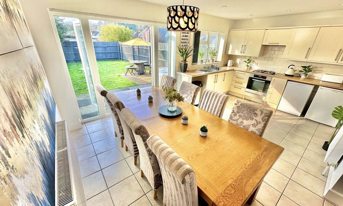 Poole House | Large Four Bedroom - With Hot Tub and Parking - Sleeps 8