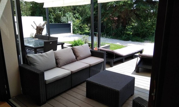 Villefranche-de-Lauragais House | Large family home pool int "the girls of the gardens"