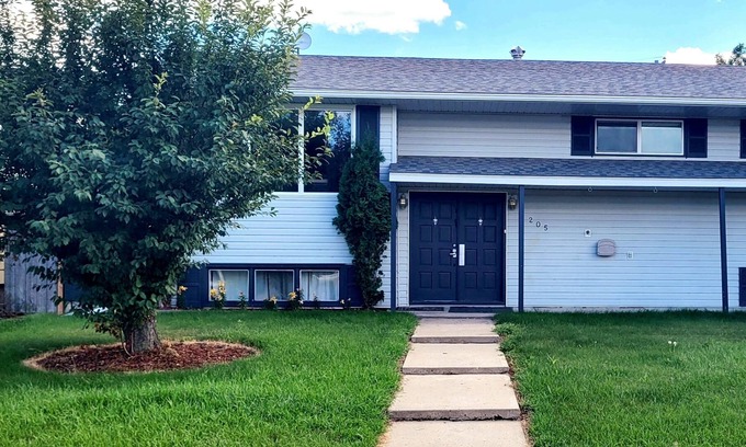 Drumheller House | Large furnished 6 Bedroom Bungalow with Private Hot Tub