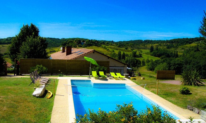 Leguillac-de-l'Auche Villa | Large gîte, sleeps 12. Air conditioning + private pool. Optional SPA