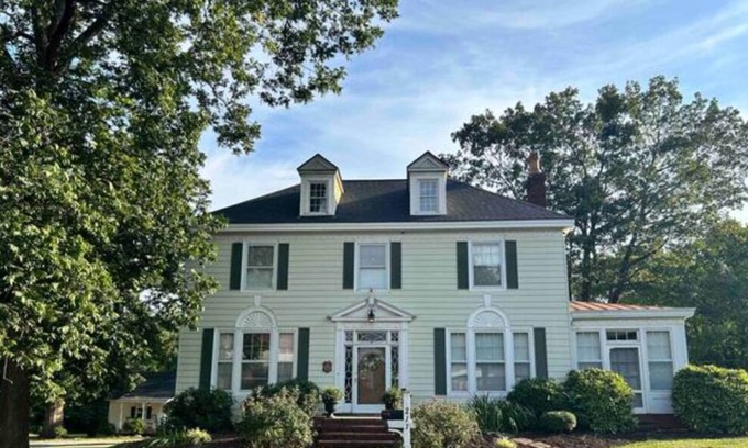 Reidsville House | Large Historic 4 BR Home with 2 Acres & Pool in Reidsville