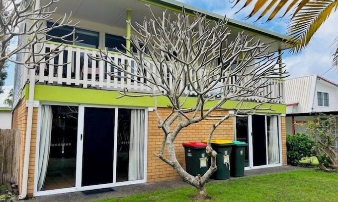 Hat Head House | Large holiday home opposite the creek with plenty of room for all the family