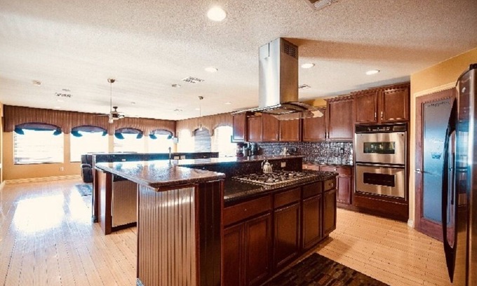 Sunrise Manor House | LARGE HOME/24MIN TO STRIP/KING BEDS/POOL/HIKINGTRAILS/CITY&MOUNTAIN VIEWS