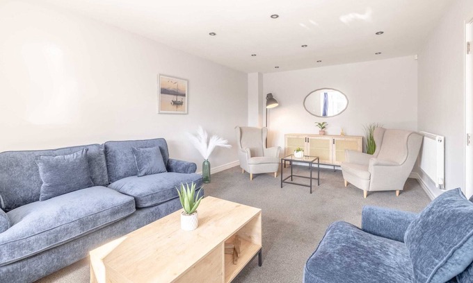 Langley Marish House | LARGE HOME - 4 BED/3 BATH & DRIVEWAY PARKING