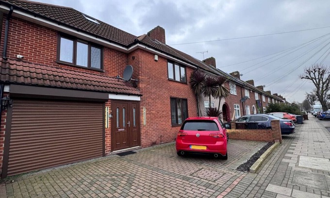 Mayesbrook House | Large Home In Barking 1gbps WiFi & Free Parking