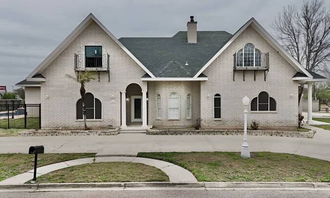 Edinburg House | Large Home, Plan your events, Sparkling Pool, Deck