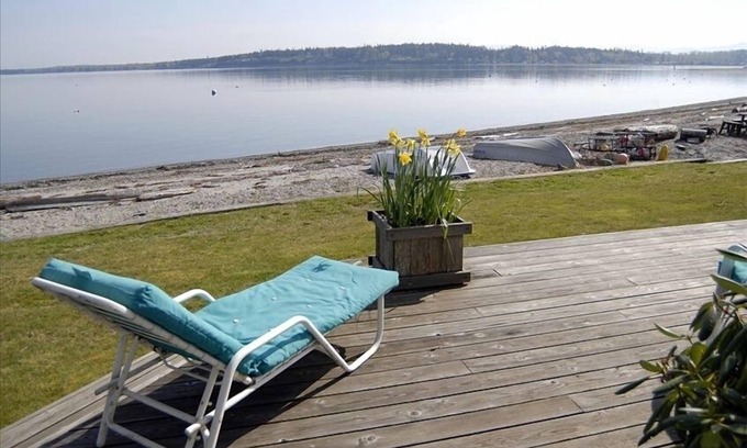 Lummi Island House | Large Home Right on the Beach- Walk Right Out to the Water