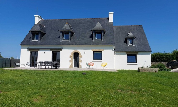 Kerlouan Villa | Large house 200m2 seaside 12 pers. with jacuzzi 300 meters from the beach