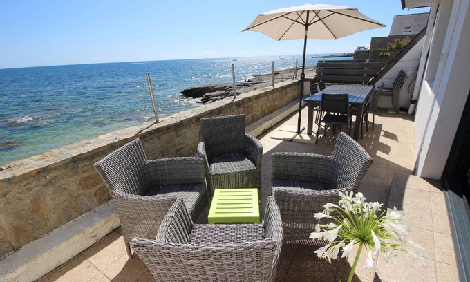 Guilvinec House | Large house facing the sea, feet in the water
