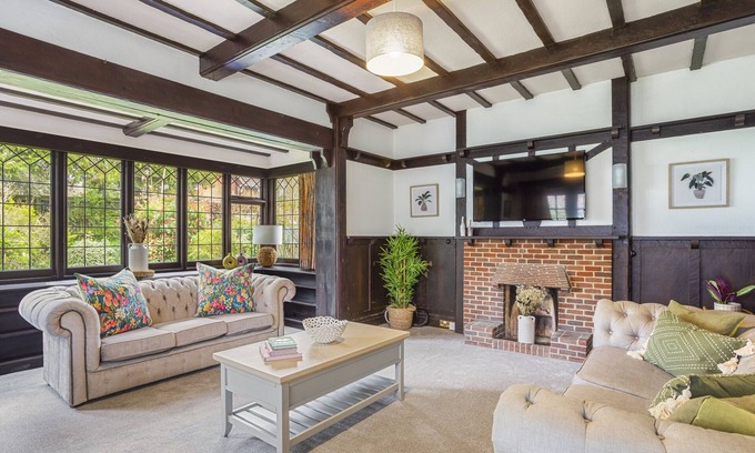 Poole House | Large House- HOT TUB - Sleeps 12 - Near Sandbanks