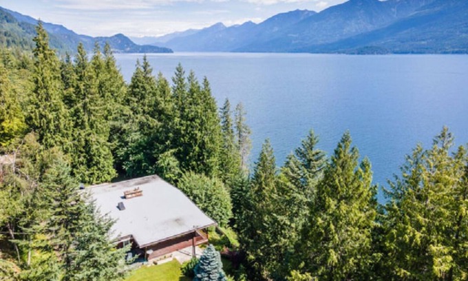 Ainsworth Hot Springs House | Large lake front Ainsworth house