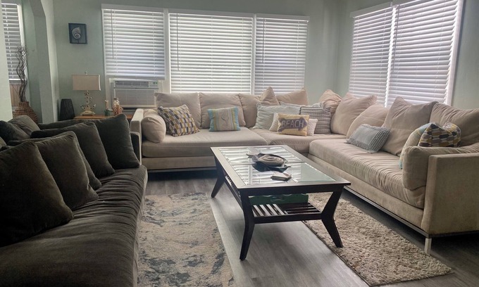 Lake Worth House | Large Living Room-Driveway-Fenced Backyard-5 min to Beach-Patio Firepit Grill