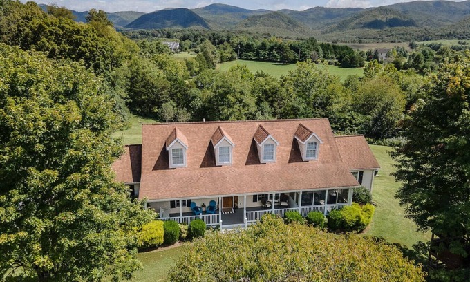 Lexington House | Large Luxury Mountain Home: Hot Tub~Fire-pit~Wi-Fi