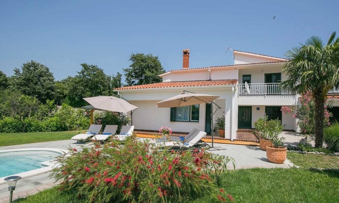 Rogocana Villa | Large luxury villa for 8 people with pool and close to the sea