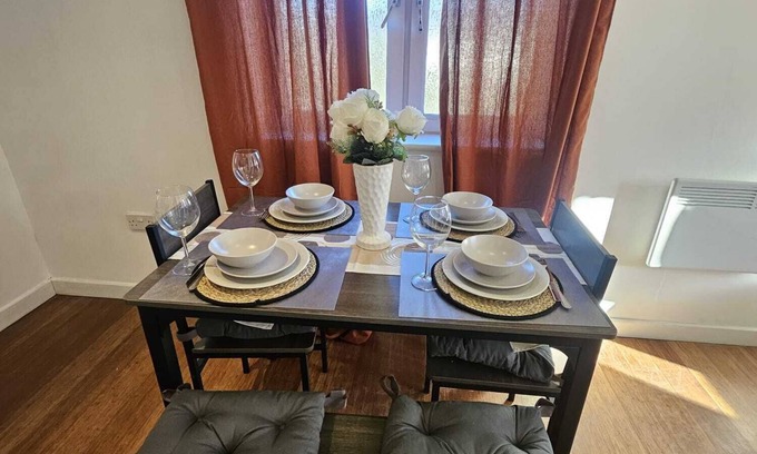 Temple Quay Apartment | Large, modern 2 bed apartment with parking,walking distance to the city center