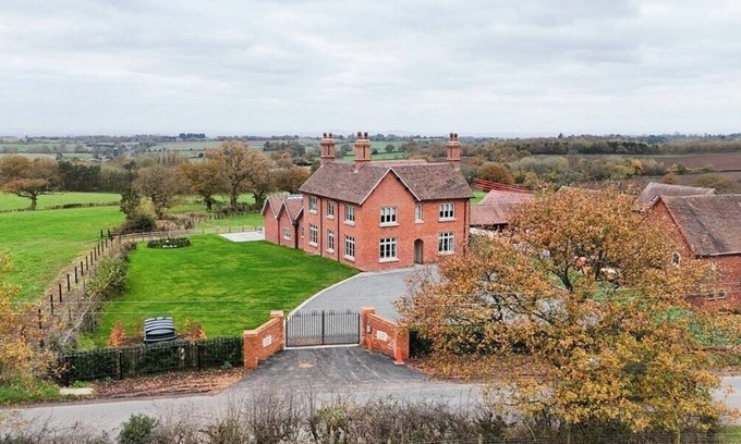 Cleedownton House | Large, modern countryside retreat with hot tub - Sleeps 24 - Nr Birmingham