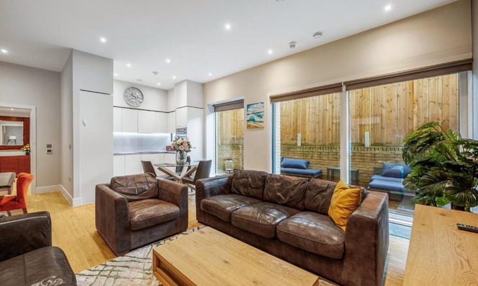 Turnham Green Apartment | Large Modern One Bedroom Apartment (nearly 800 ft)