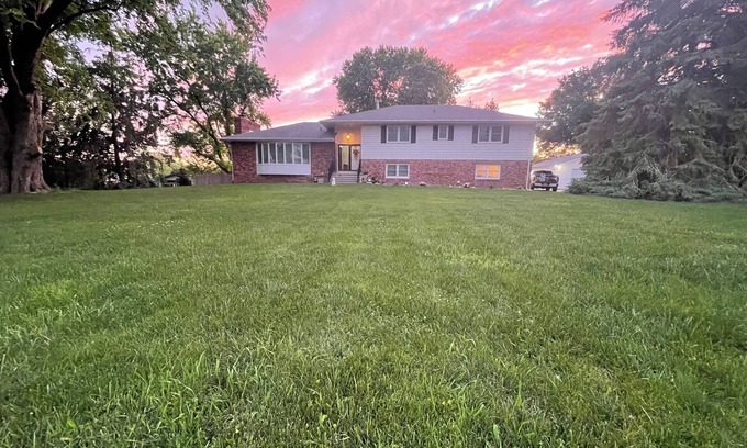 West Omaha House | Large, modern, spacious and clean 6-bedroom house in desirable West Omaha.