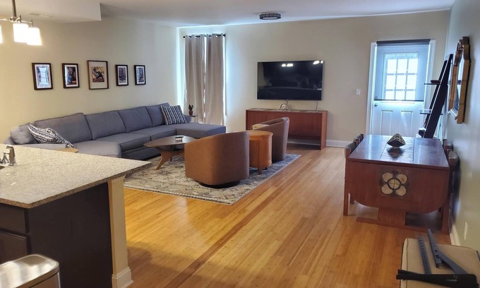 Albany House | Large New 3 br 2.5 ba townhouse in historic Albany neighborhood. Free parking.⁹n