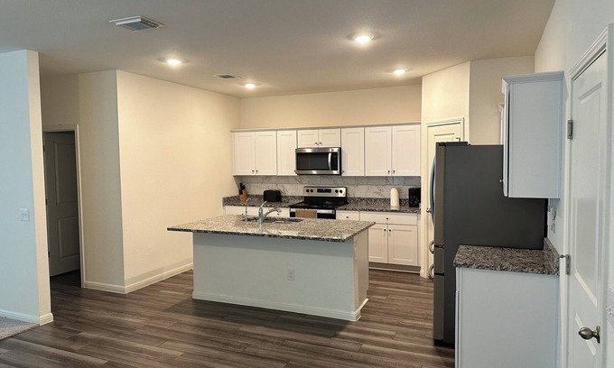 Hutto House | Large New Home 6BR 3 Full Bath Samsung close
