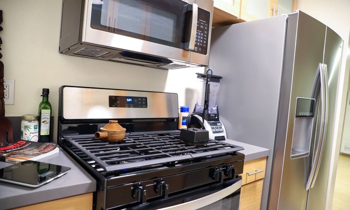Palms Apartment | Large & Peaceful West LA Home. Centrally Located & Family Friendly.