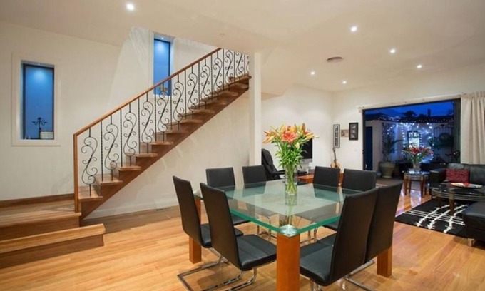 Caulfield South House | Large Prestigious Inner City Family Home- Bright & Airy only 9km to City centre