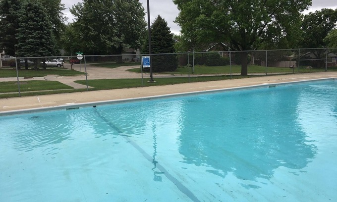 Urbandale House | Large Ranch Style Home with 6-7 bedrooms