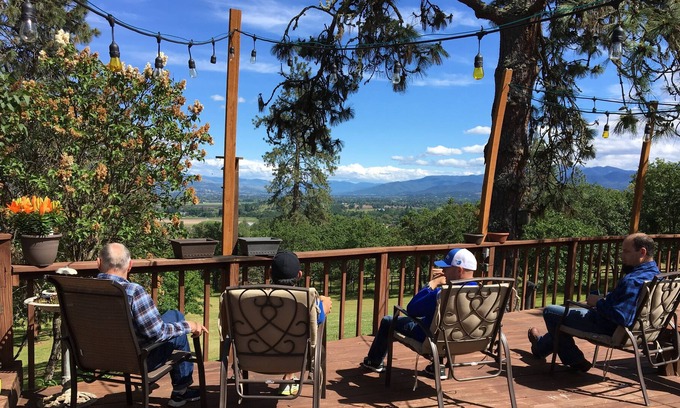Central Point Other | ๐ Large Scenic Home with Spectacular views!! Jacuzzi + Sleeps up to 8