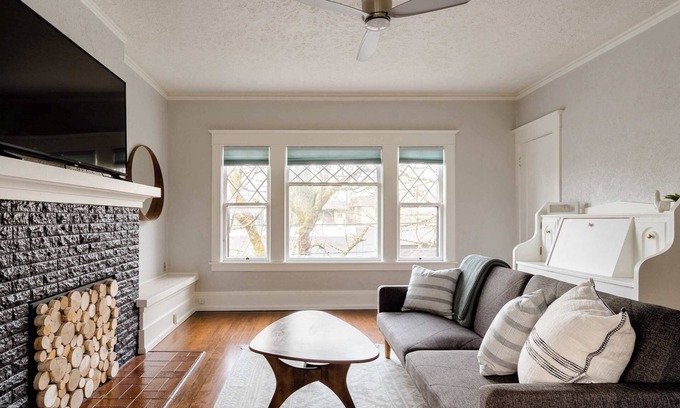 Belmont Apartment | Large SE Apartment Walk to Eats 1BR Sleeps 4