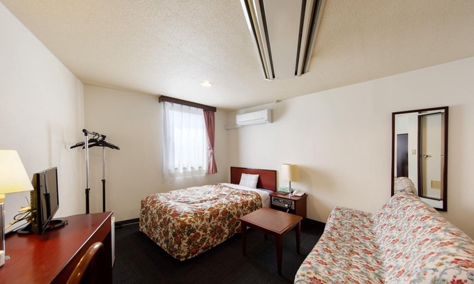 Kudamatsu House | Large single room / Kudamatsu Yamaguchi