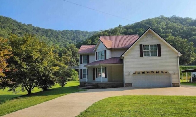 Delbarton House | Large spacious house with ample parking for large groups.