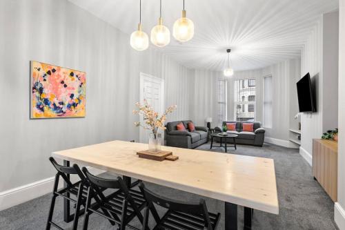 Plymouth House | Large Stylish 6 Bedroom House