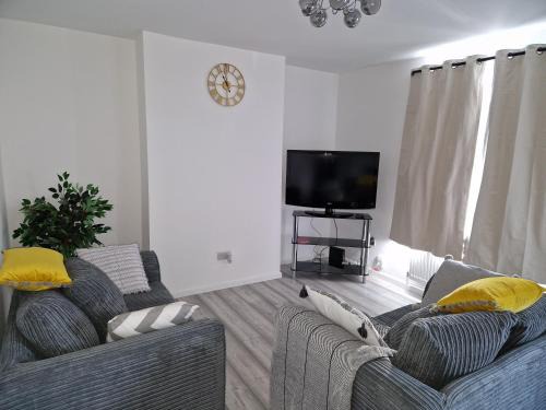 Swindon Apartment | Large Swindon House Big Garden for Photoshoot