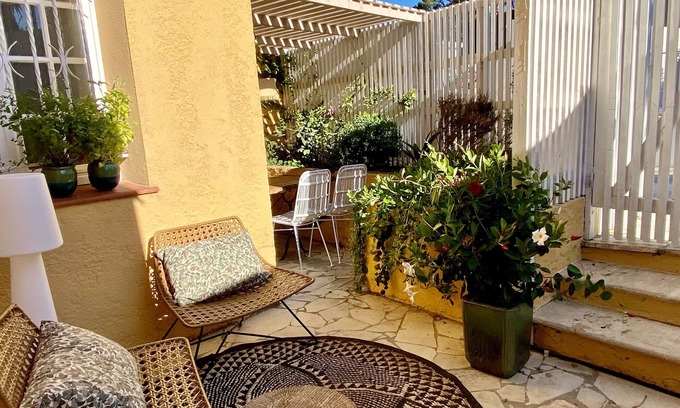 Sanary-sur-Mer Apartment | Large T2 with terrace, tastefully decorated, ideally located