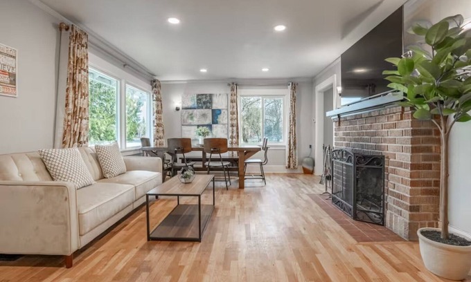 Monta Vista House | Large Tacoma Stay, Pet Friendly, Centrally Located, Parking, A/C units
