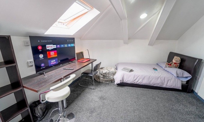 Selly Oak Apartment | Large top floor studio!