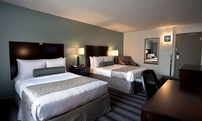 Downtown Chicago Hotel | Large Unit Close to the Millennium Park! Parking!