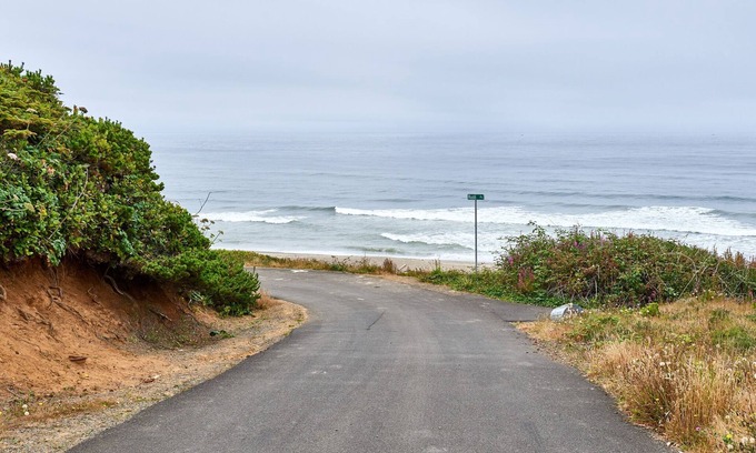 Lincoln Beach House | Large Vacation Home,10bd/8ba Beach Unique Whale Watching from beach